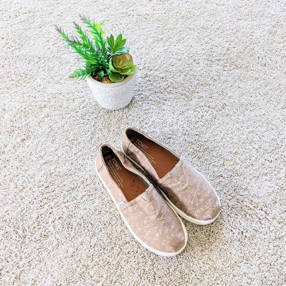 NWOT Brown Feather Girls Youth Tom's Slip Ons - Picture 2 of 9